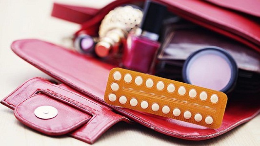 Розовые выделения при использовании гормональных средств